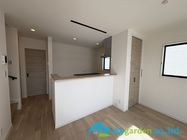 茅ヶ崎市緑が浜　新築戸建　全2棟1号棟の内装|対面キッチン