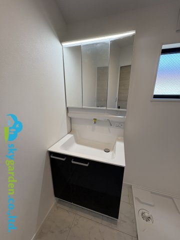 茅ヶ崎市緑が浜　新築戸建　全2棟1号棟の独立洗面台|独立洗面台、小物を置くことができて便利です