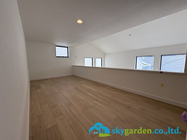 茅ヶ崎市緑が浜　新築戸建　全2棟1号棟の内装|階段で安全に昇降できる広いロフト