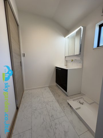 茅ヶ崎市緑が浜　新築戸建　全2棟1号棟の脱衣所|洗面脱衣室の様子