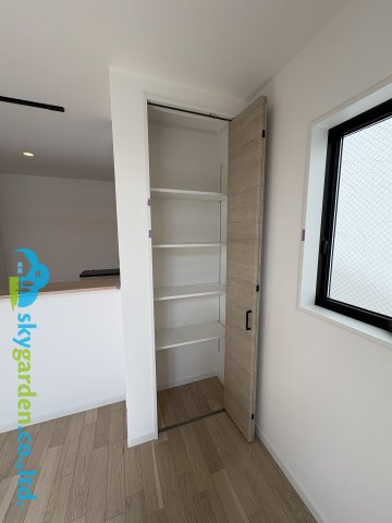 茅ヶ崎市緑が浜　新築戸建　全2棟1号棟の収納|キッチンそばのパントリー