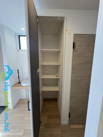 茅ヶ崎市緑が浜　新築戸建　全2棟1号棟の収納|玄関廊下にある収納