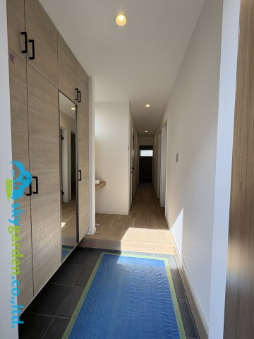 茅ヶ崎市緑が浜　新築戸建　全2棟1号棟の玄関|明るい玄関です