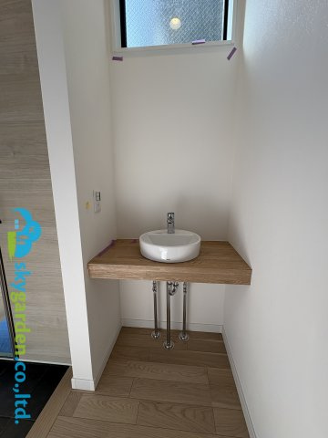 茅ヶ崎市緑が浜　新築戸建　全2棟1号棟の内装|玄関ホールの手洗い