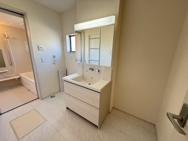 リーブルガーデンＳ第9前橋富士見町原之郷　1号棟の独立洗面台|シャワー水栓付き洗面台で朝の身支度もバッチリです！
洗面台には収納スペースもあり洗面室もすっきり片付きますよ！