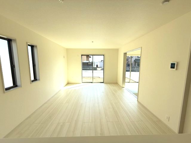 リーブルガーデンＳ第9前橋富士見町原之郷　1号棟の居間・リビング|カウンターキッチンなのでお料理をしながら会話もできます。
夕食の支度をしながら、お子様の様子も見られて自然と会話も増えますよ♪
