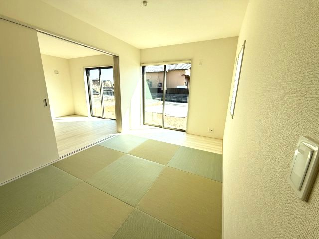 リーブルガーデンＳ第9前橋富士見町原之郷　1号棟の和室|1階和室６帖です。客間としてもご利用できる広さです。い草香る和室はくつろぎスペースにも最適ですよ♪