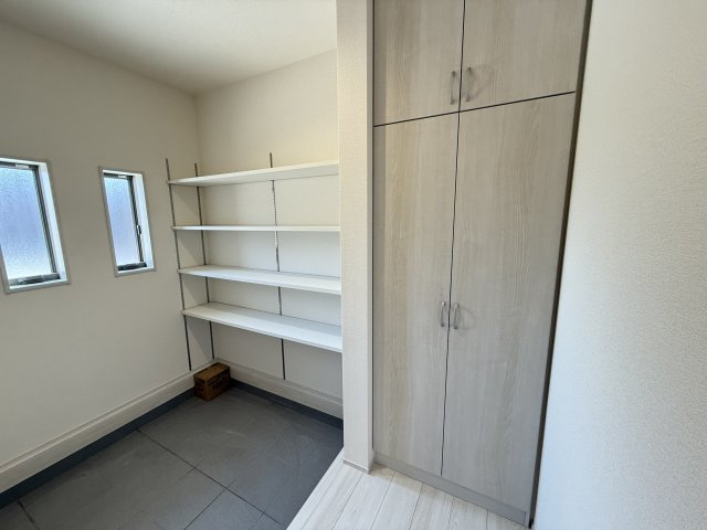 リーブルガーデンＳ第9前橋富士見町原之郷　1号棟の収納|大型シューズインクロークが標準装備！可動棚付きで使い勝手が良いです。