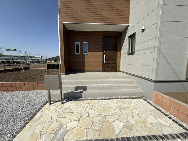 リーブルガーデンＳ第9前橋富士見町原之郷　1号棟の玄関|玄関ポーチも広々しています。モニター付きインターホンも標準装備！