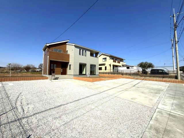 リーブルガーデンＳ第9前橋富士見町原之郷　1号棟の駐車場|駐車場もキレイに整備されています。５台以上駐車可能です。
