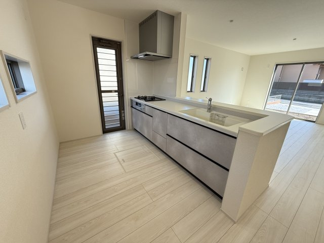 リーブルガーデンＳ第9前橋富士見町原之郷　1号棟のキッチン|人気のカウンターキッチン採用です☆勝手口付きです！
コンロも３口ご用意しています！調理スペースも広くストレスなくお料理できます。
浄水器つきなので美味しいお水も飲めますよ♪
