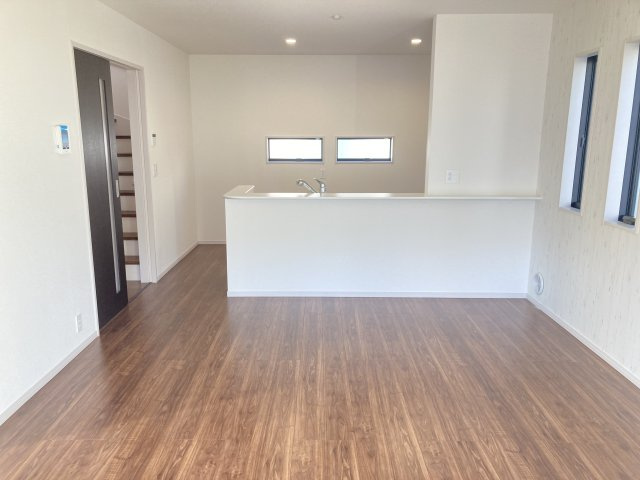 リーブルガーデンＳ第9前橋富士見町原之郷　1号棟の居間・リビング|16帖の広々リビング♪人気の対面式キッチンを配した空間はお好みの家具も合わせやすく、家族がくつろぐ快適な空間造りをサポート。窓からは明るい陽光が差し込みます。