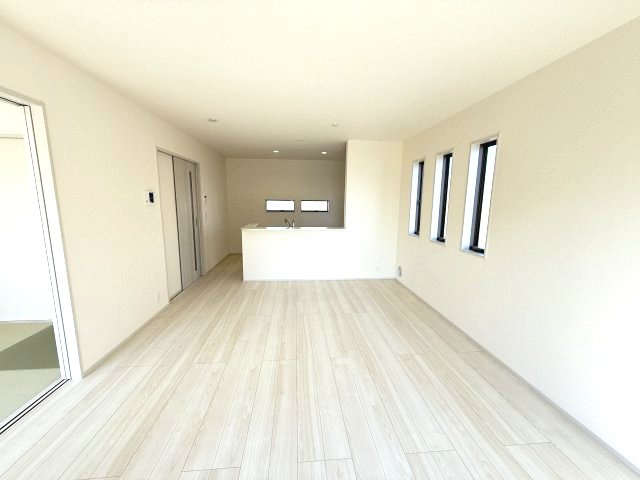 リーブルガーデンＳ第9前橋富士見町原之郷　1号棟の居間・リビング|16帖の広々リビング♪人気の対面式キッチンを配した空間はお好みの家具も合わせやすく、家族がくつろぐ快適な空間造りをサポート。窓からは明るい陽光が差し込みます。