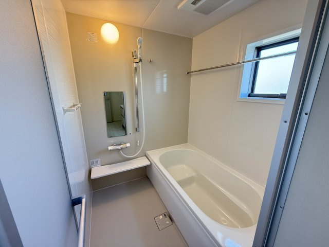 リーブルガーデンＳ第9前橋富士見町原之郷　1号棟の浴室|１坪タイプのフルオートバスです！
足を延ばして入れる広さなので一日の疲れも癒されますよ♪
室内物干しや浴室乾燥機もあるのでお天気の悪い日にはランドリースペースとしてもご利用できます！