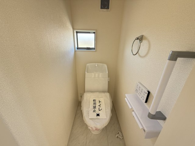 リーブルガーデンＳ第9前橋富士見町原之郷　1号棟のトイレ|2階トイレです。清潔感のある白を基調としています。