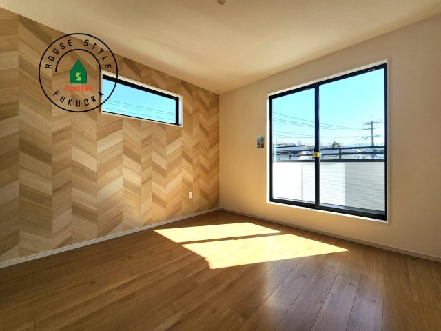福岡市南区屋形原1丁目第2-2棟(2号棟)の寝室|主寝室には収納力に優れたクローゼットがありますので、お部屋もすっきり片付きます。