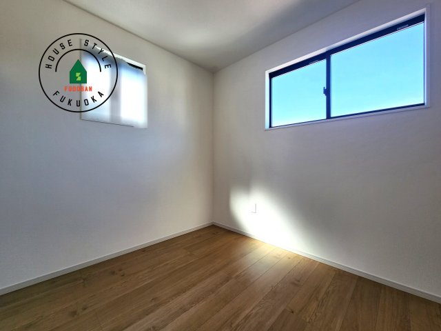 福岡市南区屋形原1丁目第2-2棟(2号棟)の子供部屋|柔らかい陽光が差し込む明るいお部屋を演出する設計。彩光の取れる窓が気持ちの良いお部屋を創り上げます。