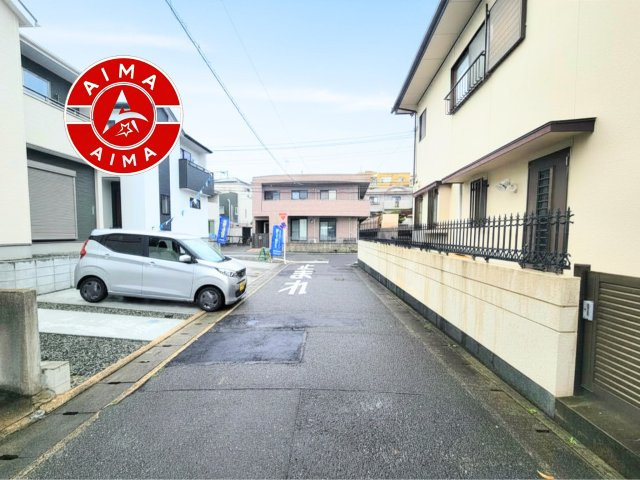 福岡市南区屋形原1丁目第2-2棟(2号棟)の前面道路含む現地写真|前面道路は閑静な住宅地をはしる車通りの少ない道路。お車の出し入れが苦手なママや小さなお子様にも安心ですね。しっかり舗装もされているので、ベビーカーや自転車で通っても快適に通行できます。