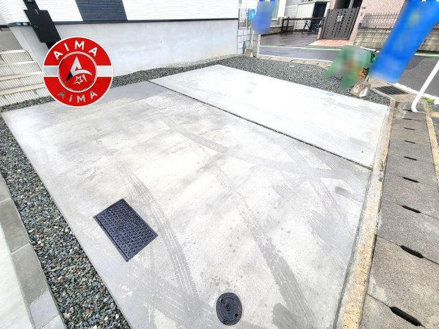 福岡市南区屋形原1丁目第2-2棟(2号棟)の駐車場|広々した駐車場になります。3台並列駐車となります。