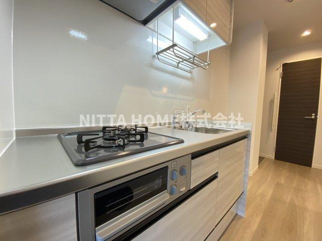 シェアハピネスのキッチン|コンロにグリル付きでお料理もすぐに始められますね！