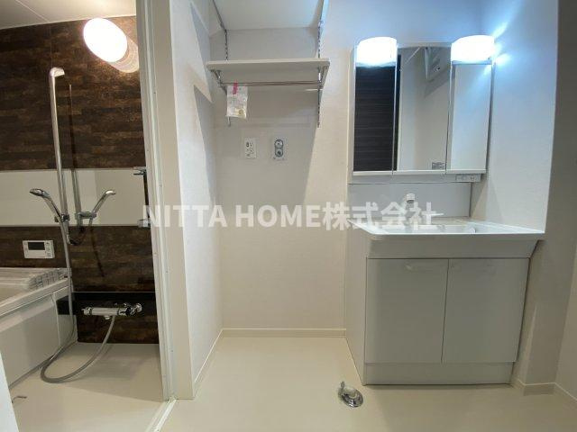 シェアハピネスの洗面所|室内洗濯機置場に収納も充実しています♪