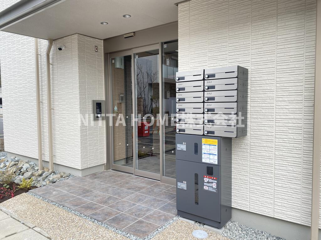 シェアハピネスのエントランス|宅配ＢＯＸ、集合ポストがあります＊