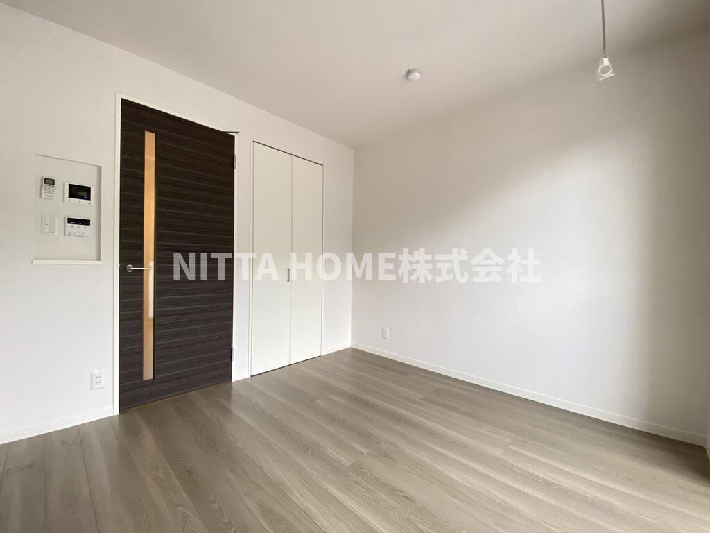 シェアハピネスの洋室|落ち着いた色のフローリングに仕上がっています♪