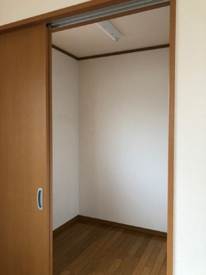 【収納】 | ワンブリッジイースト | 洋室6帖の納戸　※左右反転・イメージ