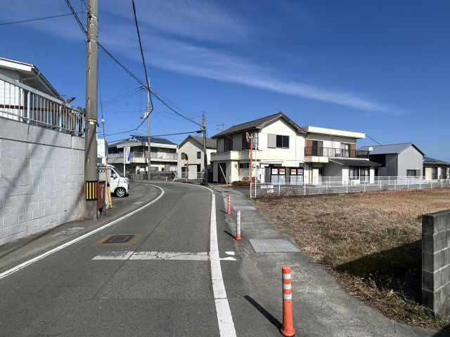 那賀川町赤池160-10土地の前面道路含む現地写真