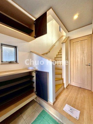 【玄関】 | 葛飾区東水元2丁目中古住宅 | 【玄関】玄関には大型のシューズクローゼットを設置しておりますのでいつでもスッキリりとした空間を保てます。玄関周りを清潔に使うのはとても大事なことですよね。