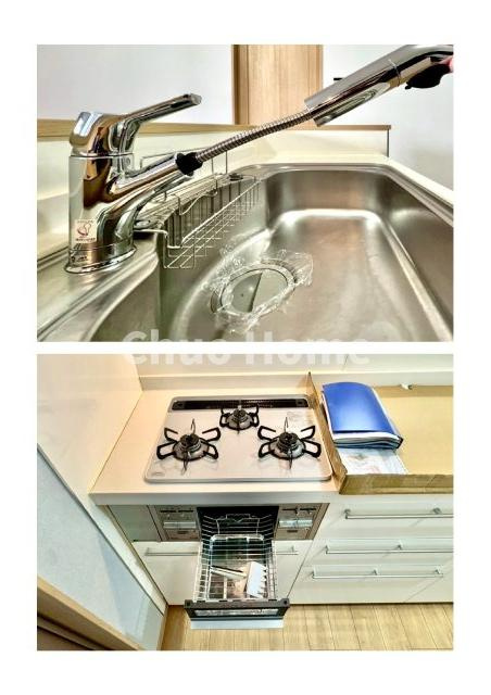 葛飾区東水元2丁目中古住宅のキッチン|【キッチン水栓】キッチン水栓はシャワーヘッドが伸びますのでシンクの隅々まで届きます。【三ツ口コンロ】奥様に好評な三ツ口コンロと魚焼きグリルです。