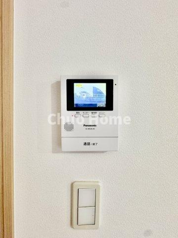 葛飾区東水元2丁目中古住宅のセキュリティ|【モニターホン】誰が来たかすぐにわかるカラーモニター付きインターホン。通話ボタンを押すまでは室内の音は漏れていませんので相手を確かめてから応対できます。