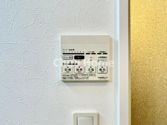 葛飾区東水元2丁目中古住宅の冷暖房・空調設備|【浴室乾燥機】暖房・冷風・換気・乾燥が可能です。毎日を快適に過ごせるうれしい機能が揃っています。雨の日の洗濯物も安心です。