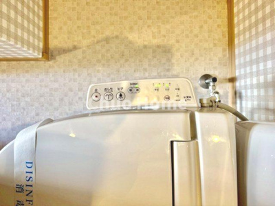 【内装】 | 葛飾区東水元2丁目中古住宅 | 【ウォシュレット】清潔に使いたいお手洗いには最適な設備です。もちろんウォームレットも標準装備です。