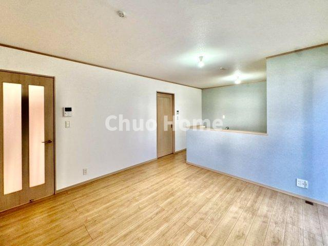 葛飾区東水元2丁目中古住宅のキッチン|視界に広がりを生むオープンなキッチン。料理や片付けをしながら、家族との会話を楽しんだり、リビングで遊ぶ子どもを見守れます。ご見学時には家具の配置などもイメージしながらぜひご覧になって見て下さい。