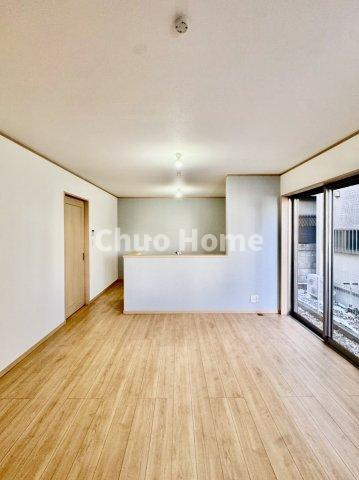 葛飾区東水元2丁目中古住宅の居間・リビング|【リビングダイニング】一日の中で多くの時間を過すことになるリビングダイニングだからこそ、いつも穏やかな空間であることが必然。爽やかな通風と採光を存分に感じる事が出来る空間です。