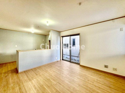 【ダイニング】 | 葛飾区東水元2丁目中古住宅 | 【ダイニング】忙しい朝でも、しっかり家族が揃って食事をして頂けるゆとりある大きさのダイニングスペース。奥様が作る手料理をカウンター越しに受けとって頂き、テーブルで囲む素敵な時間を存分に愉しんで下さい。