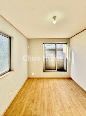 【寝室】 | 葛飾区東水元2丁目中古住宅 | 【寝室】心と体をゆったりと安らげる主寝室。寝室のゆとりが大きい分だけ、暮らしの安らぎは深まります。一日の疲れを癒すだけでなく、ご夫婦の親密な語らいを紡ぎ出します