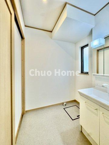 葛飾区東水元2丁目中古住宅のランドリースペース|【ランドリースペース】担当者がスケールを持ち歩いておりますので、ご見学時には現在お使いの洗濯機などがきちんと収まるかなどもチェックして下さい。見学前に測っておくと非常に便利だと思います。