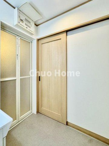 葛飾区東水元2丁目中古住宅の脱衣所|【洗面所】明るい洗面所は朝をすっきりさせてくれる空間です。バタバタしている忙しい朝でも収納が多い洗面台では短い時間で効率良く支度ができます。