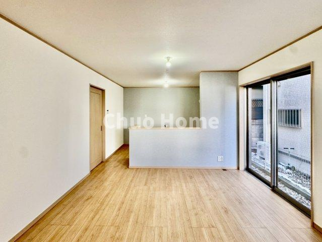 葛飾区東水元2丁目中古住宅の居間・リビング|【居間・リビング】「ＬＤＫは家族団らんをデザイン」広いＬＤＫでは家族が集まり一緒の時間を過ごせる工夫がされております。何気ない一日の当たり前のひとコマがいつか一生の宝物になります