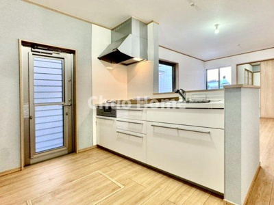 【キッチン】 | 葛飾区東水元2丁目中古住宅 | 【システムキッチン】ワイドで収納豊富な使い勝手の良いカウンターキッチンには、伸縮タイプのキッチン水栓、三ツ口コンロ・魚焼きグリルなどの便利な設備が標準完備されています。