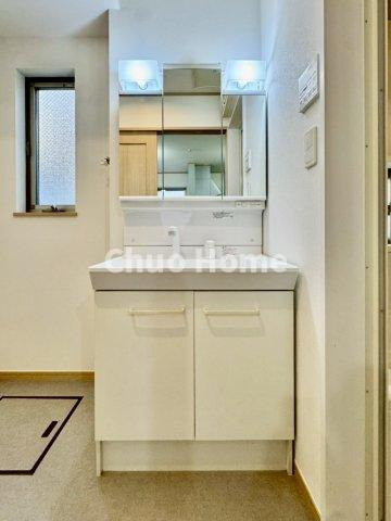 葛飾区東水元2丁目中古住宅の独立洗面台|【洗面化粧台】洗面化粧台には三面鏡を採用。身だしなみを整えやすい事はもちろんですが、鏡の後ろに収納スペースを設ける事により、散らかりやすい洗面スペースをすっきりさせる事が出来るのも嬉しいですね