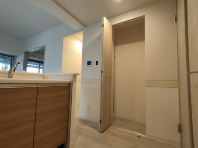 【収納】 | グランエスポワール | キッチンの横でも大きなものもが収納できそうです