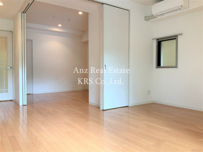 【居間・リビング】 | アリス・マナーガーデン新町 | 6.6帖の寝室とは可動式ドアで区切ることができます！