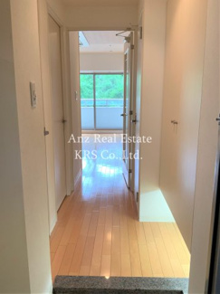 【玄関】 | アリス・マナーガーデン新町 | 玄関部分より撮影！フラットフロアの玄関です！