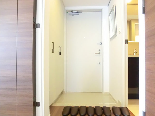 パークアクシス西巣鴨の玄関|シックな玄関は収納もたっぷり♪