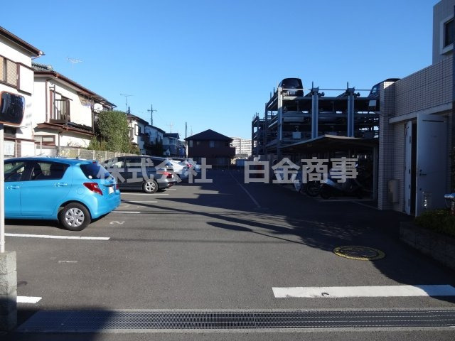 レーベンハイム若葉ブライトマークスの駐車場