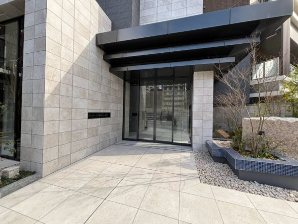  | 【エントランス外観】住まいの顔となるメインエントランスです！美しくスタイリッシュな造形！