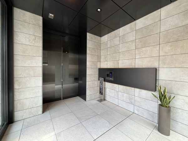 【エントランス】 | 【風除室】エントランスはもちろんオートロックです！強固なセキュリティで安心！